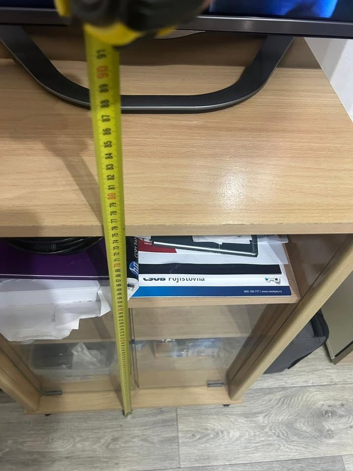 Prosklená skřínka pod TV - 2