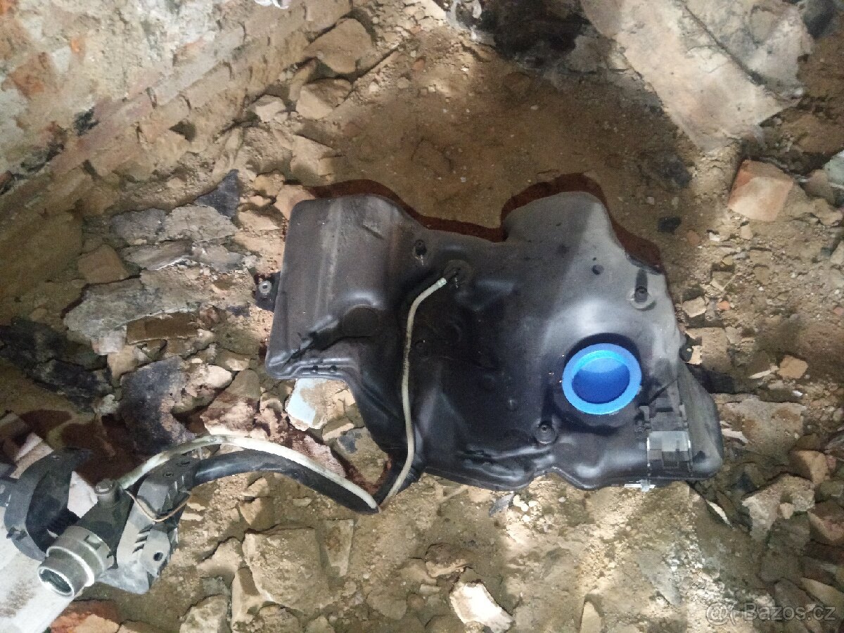 Palivová nádrž - 2