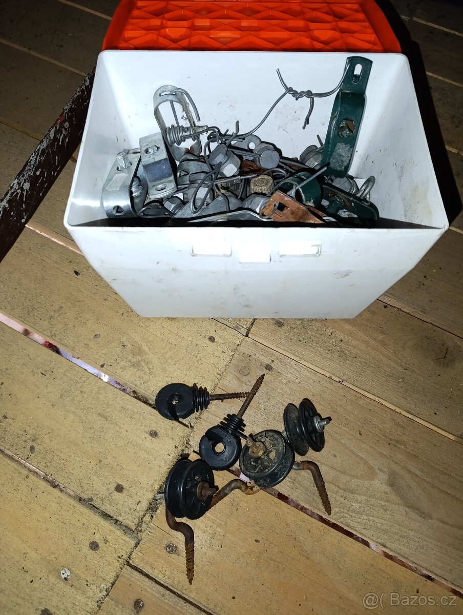 Elektrický zdroj ,ohradníky, izolátory - 2