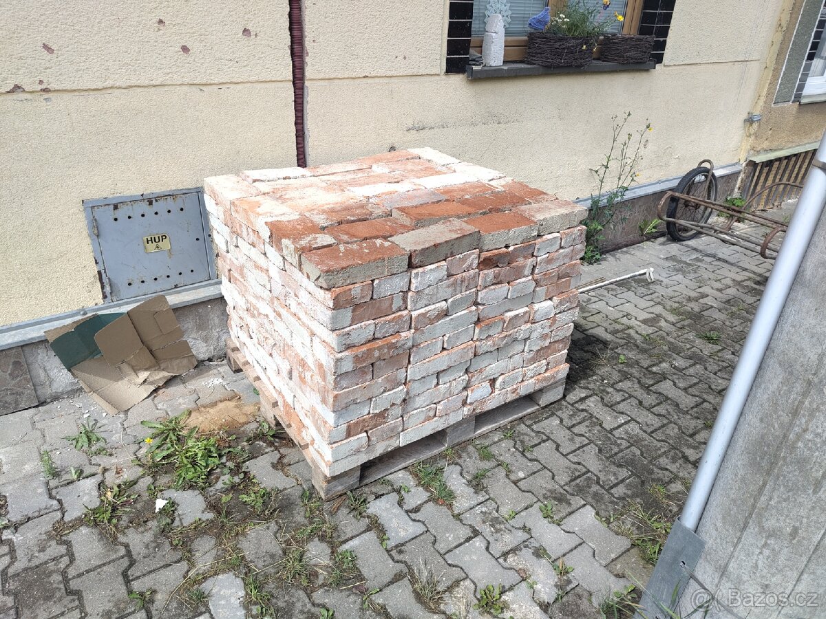 Pálené cihly čisté na paletách - 2