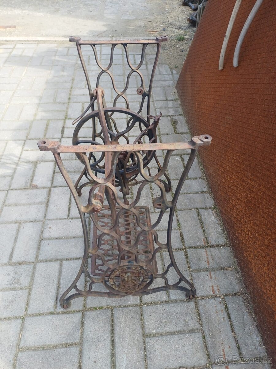 Prodám kovový postavec od šicího stroje - 2