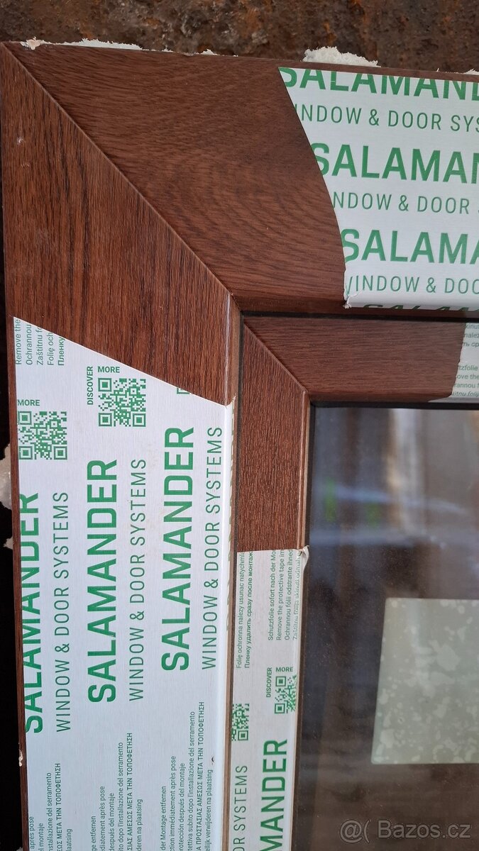 Okno Salamder BluEvolution 92 ořech/ořech - 2