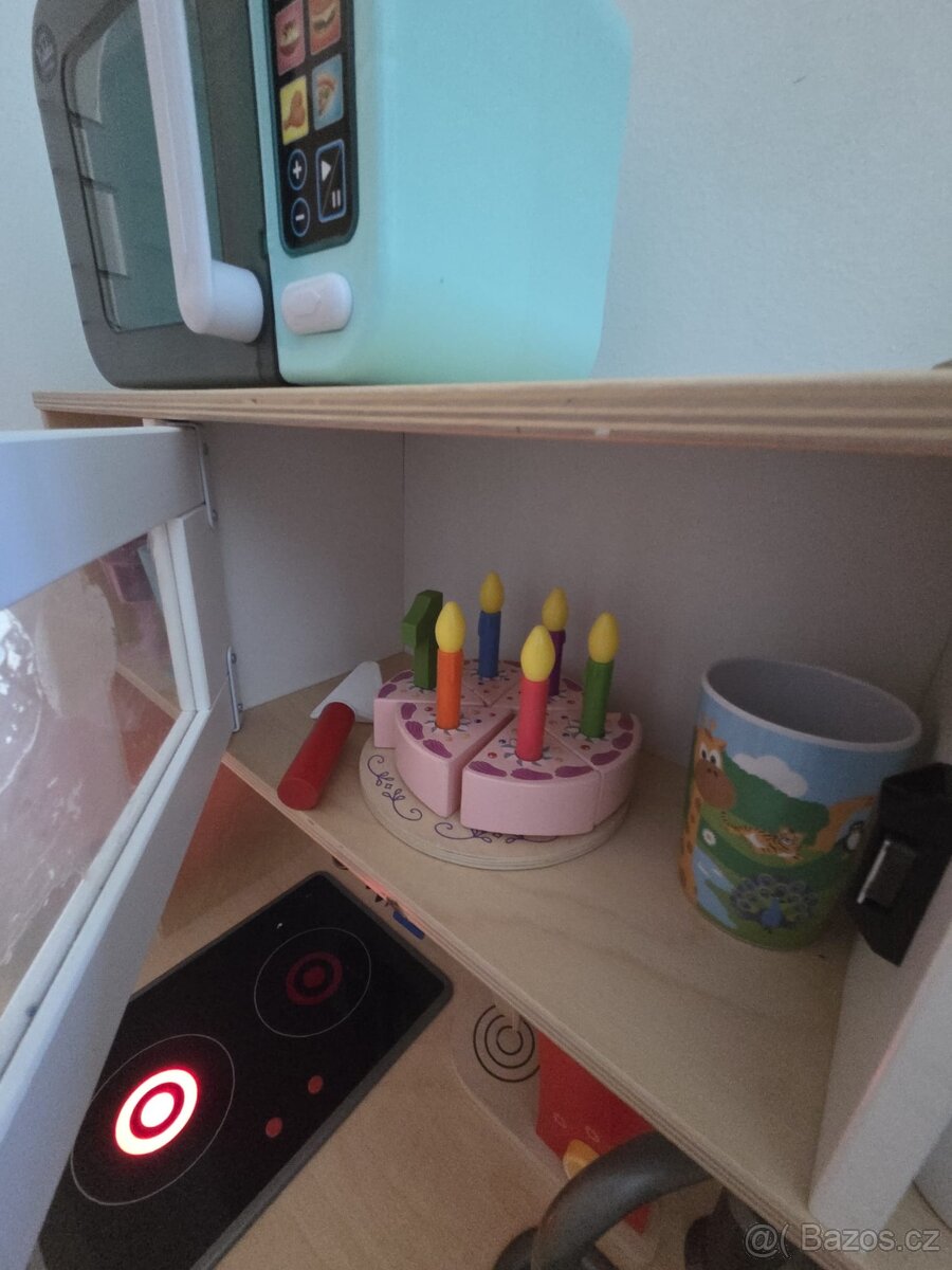 dřevěná kuchyňka s vybavením - 2