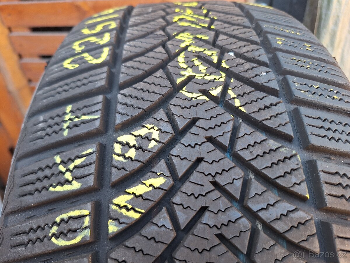 Prodám zimní pneu 225/45/17 Semperit Grip 3 - 2