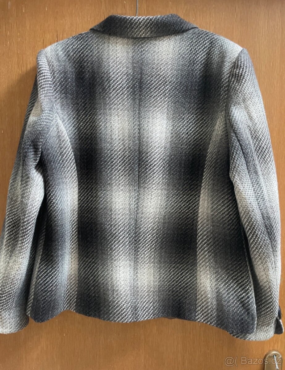 Nový, vlněný kabátek. - 2