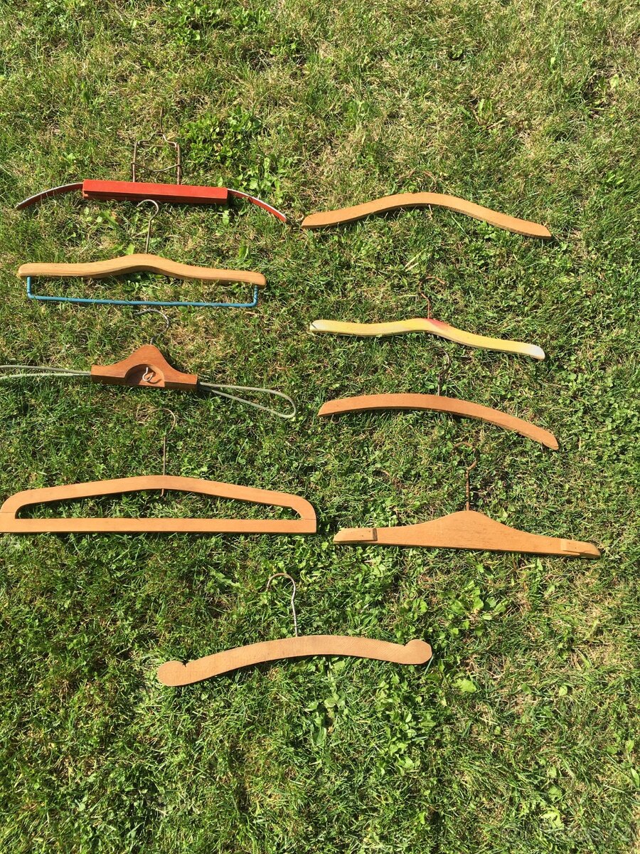 Stará dřevěná různá ramínka - 2
