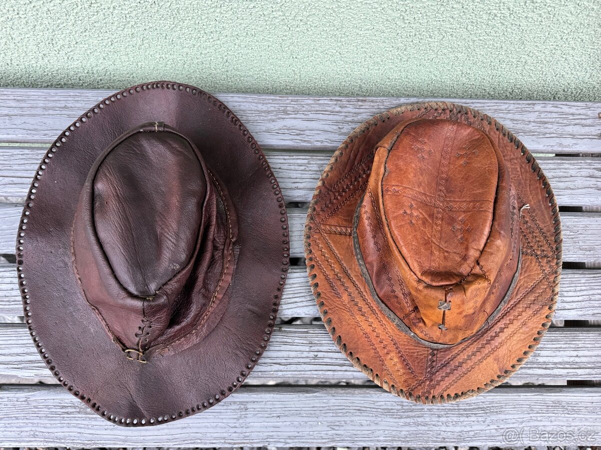 Staré kožené klobouky - 2