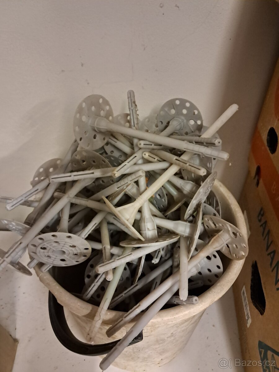 plastové hmoždinky 160mm - 2