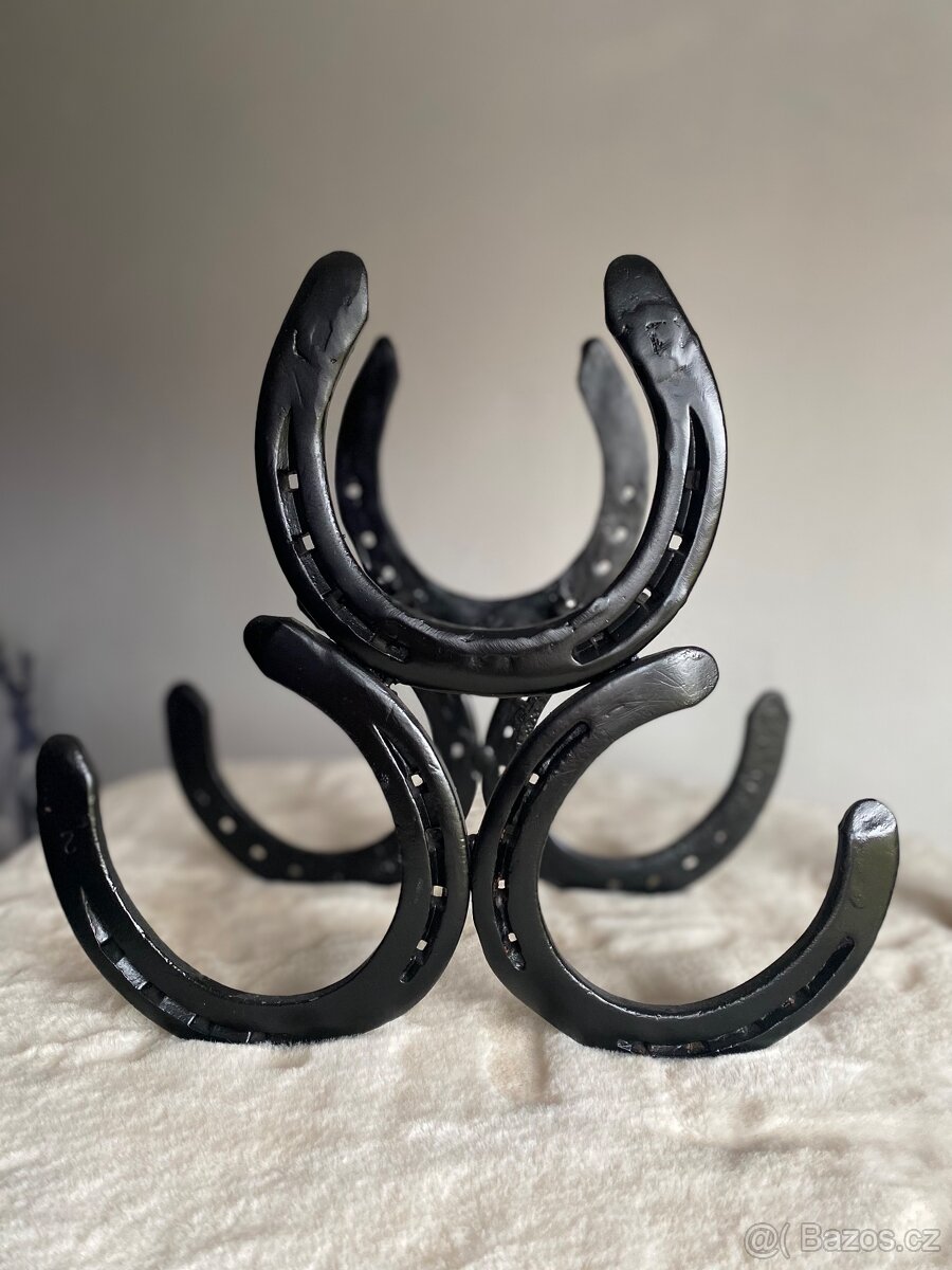 Stojan na víno z podkov - 2