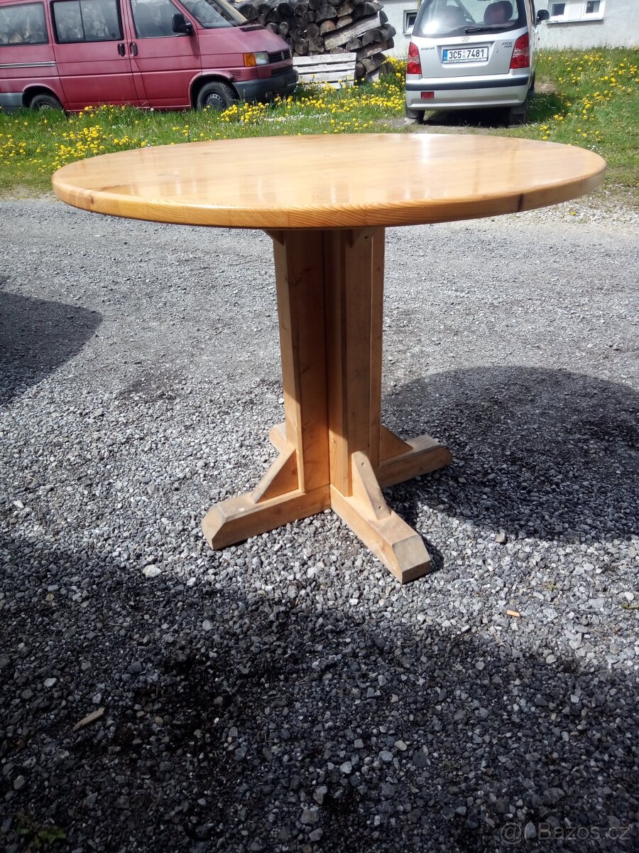 Kulatý stůl - 2