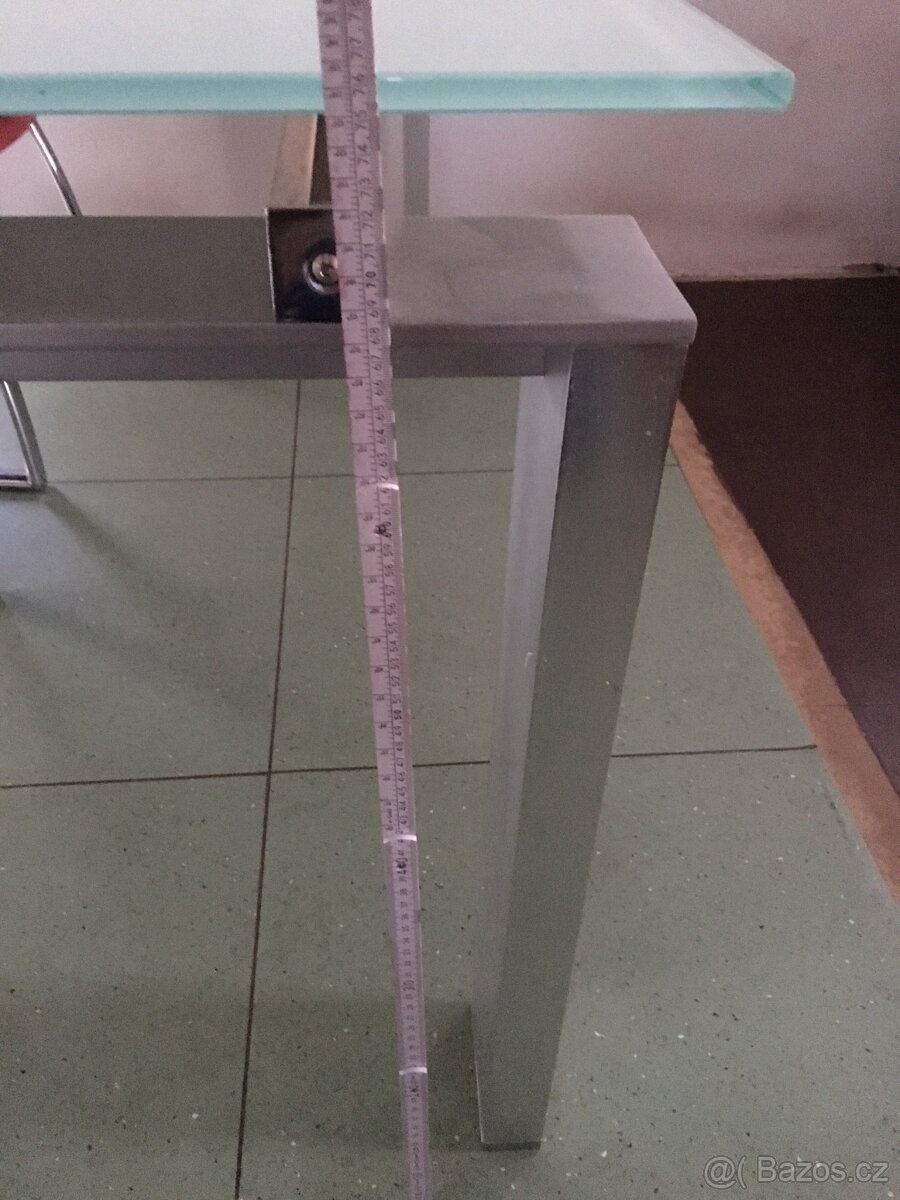 Prodám skleněný jídelní stůl. - 2