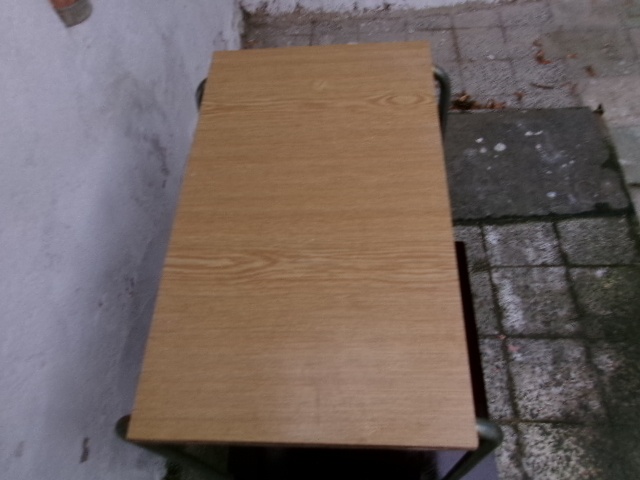 1 ks retro chromový trubkový stolek 350,- Kč - 2