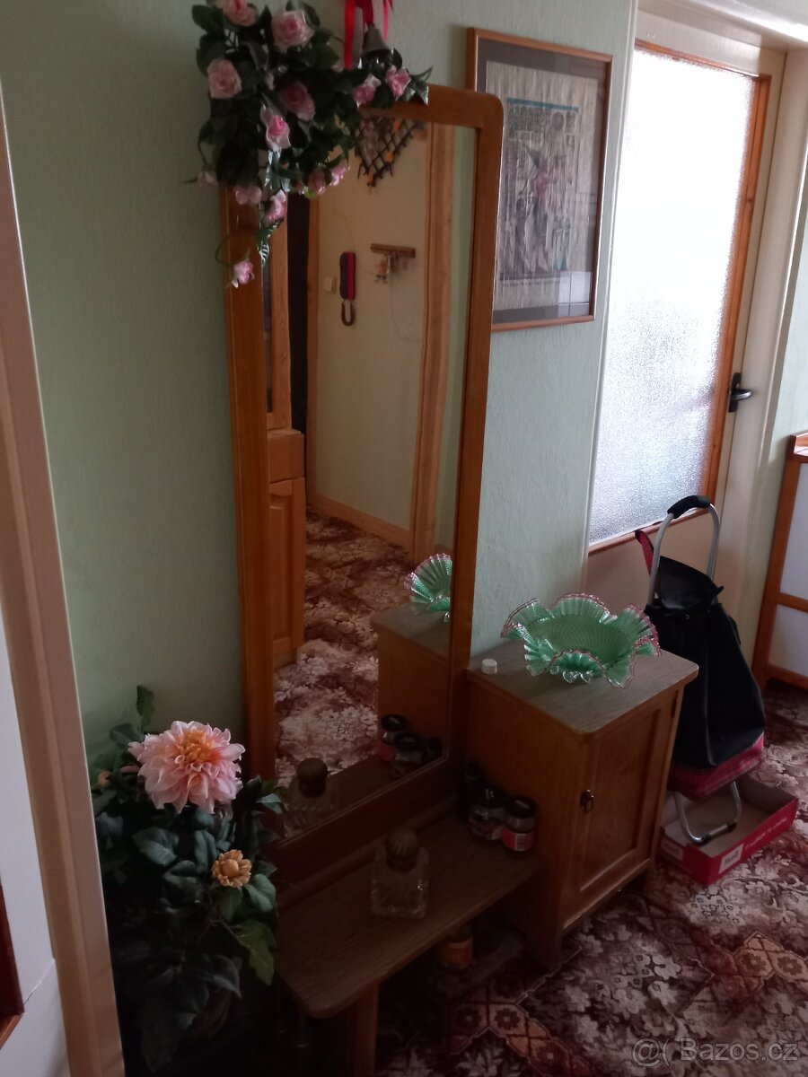 Skříňka se zrcadlem - 2
