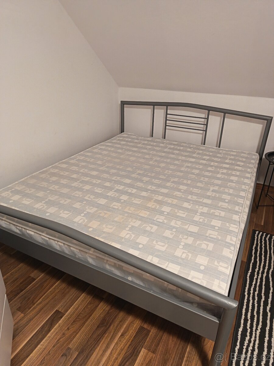 Kovová postel s matrací a dřevěným roštem - 2