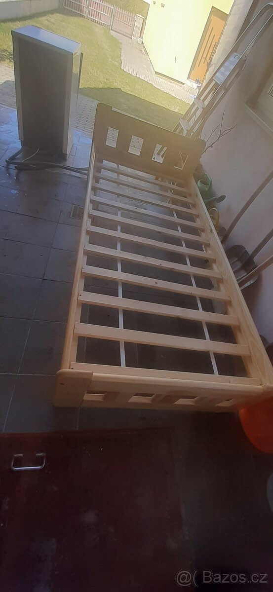 Dřevěná postel. - 2