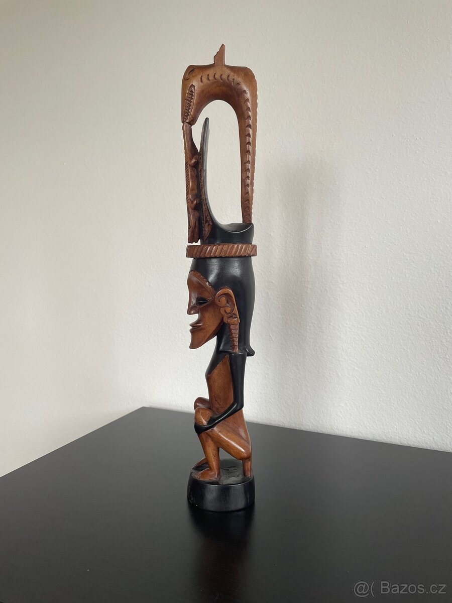 Ručně vyřezávaná dřevěná soška - 2