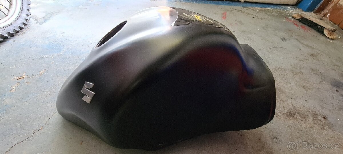 Nádrž Suzuki GSX-R1300 Hayabusa - 2