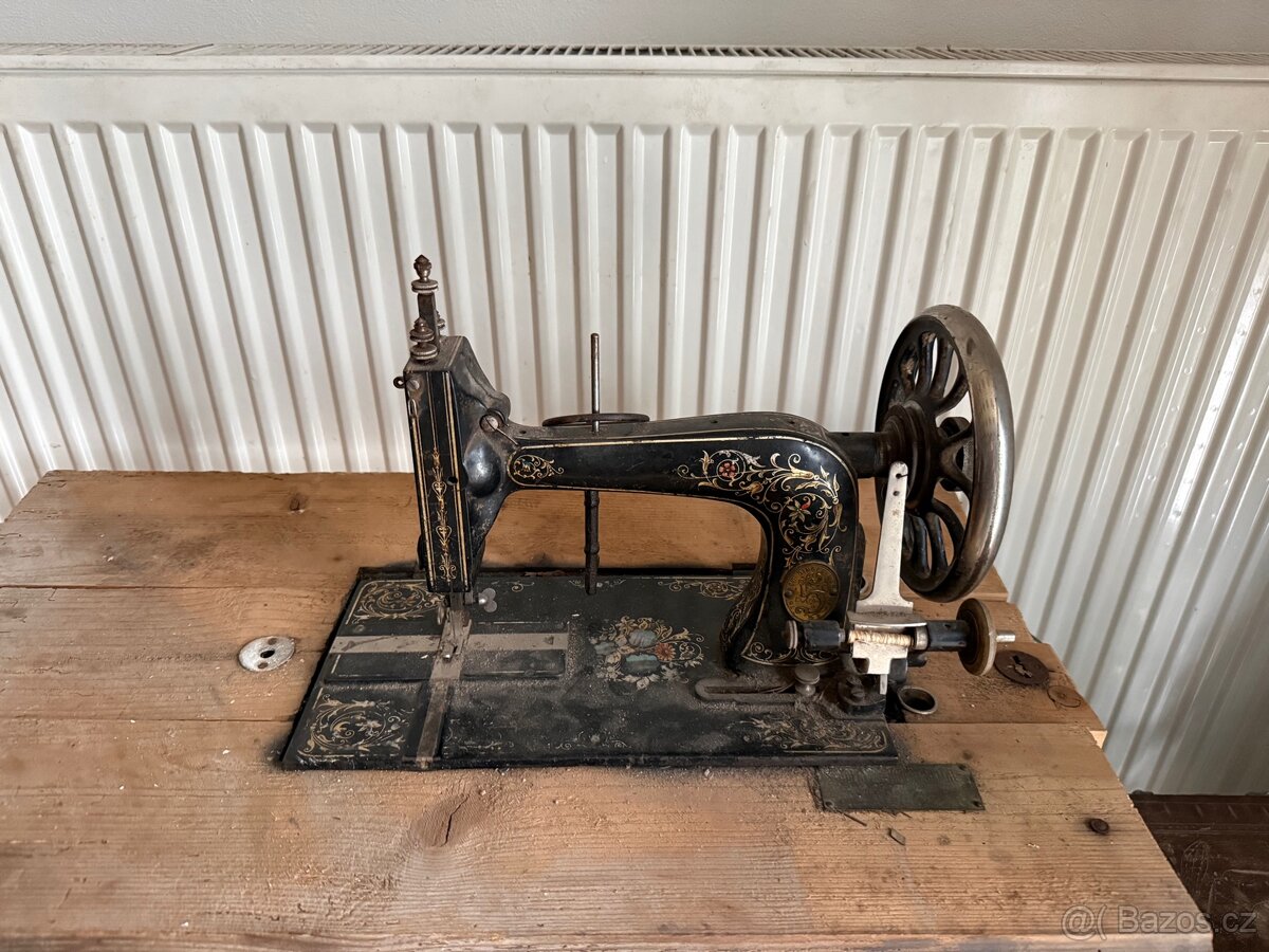 Starý šicí stroj - 2