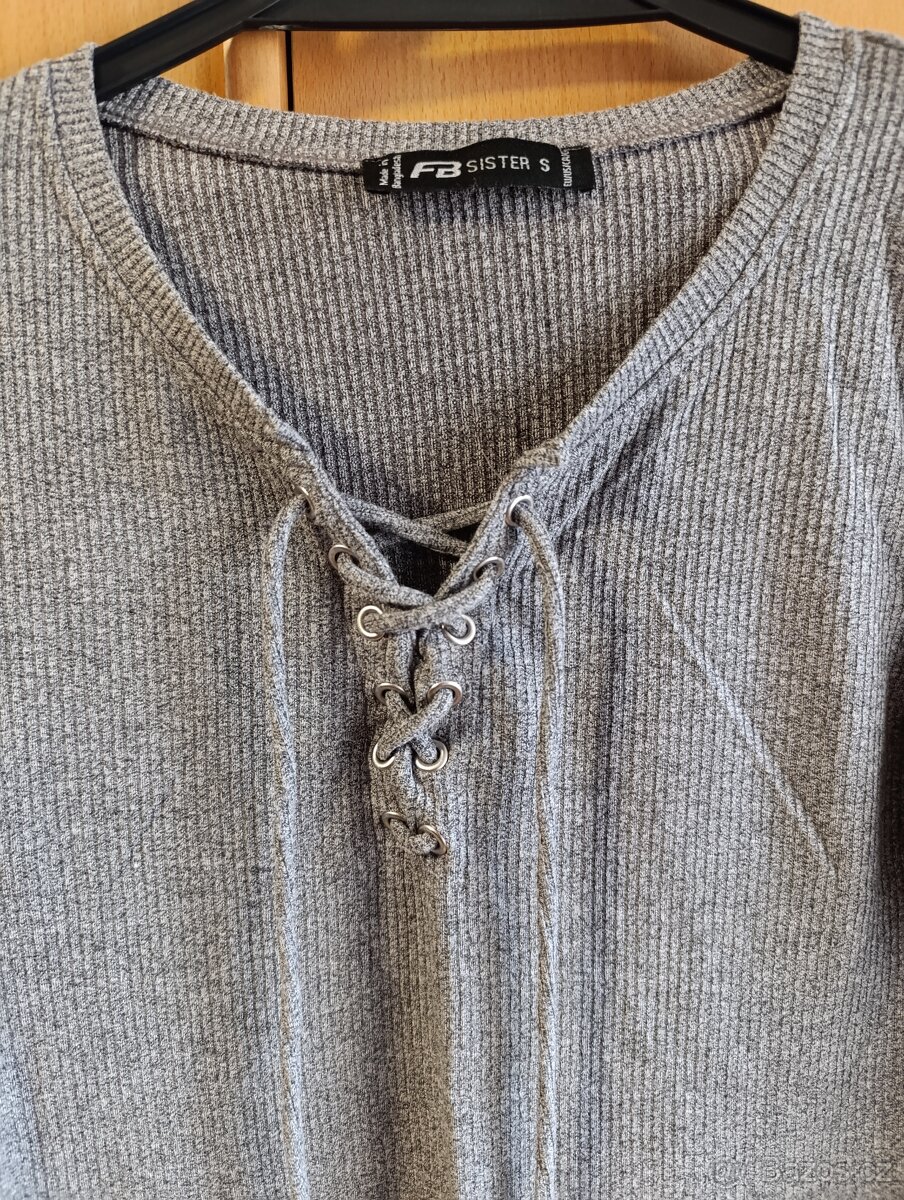 Šedé tričko s provázkem - 2