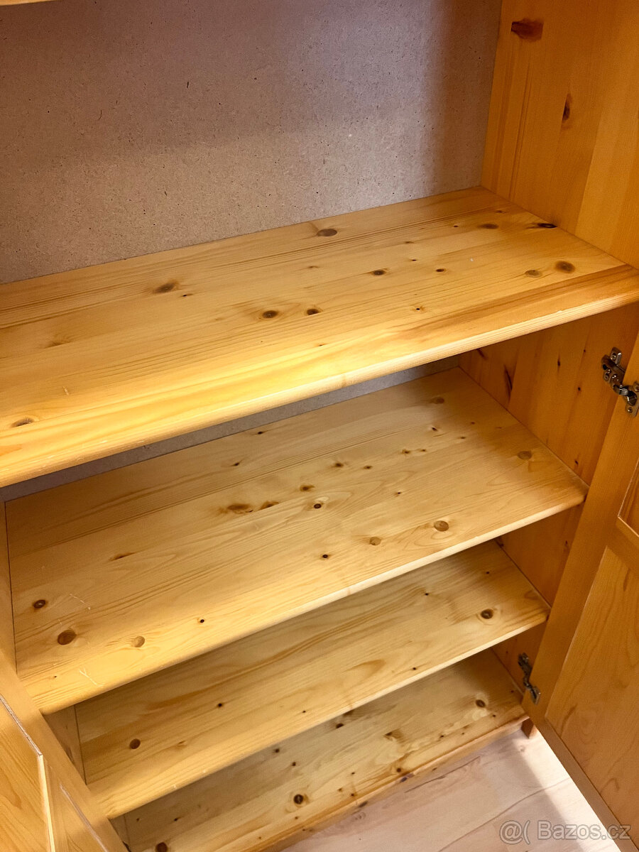 Dřevěná skřín s policemi - 2
