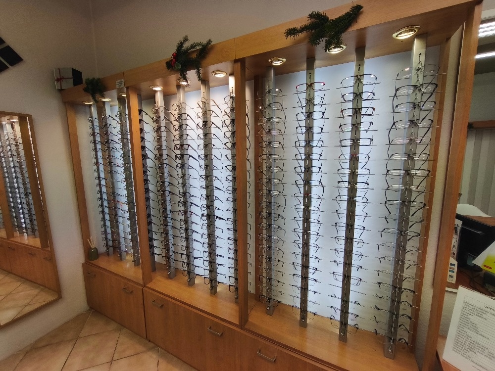 Dvě stěny se stojánky na obruby. - 2