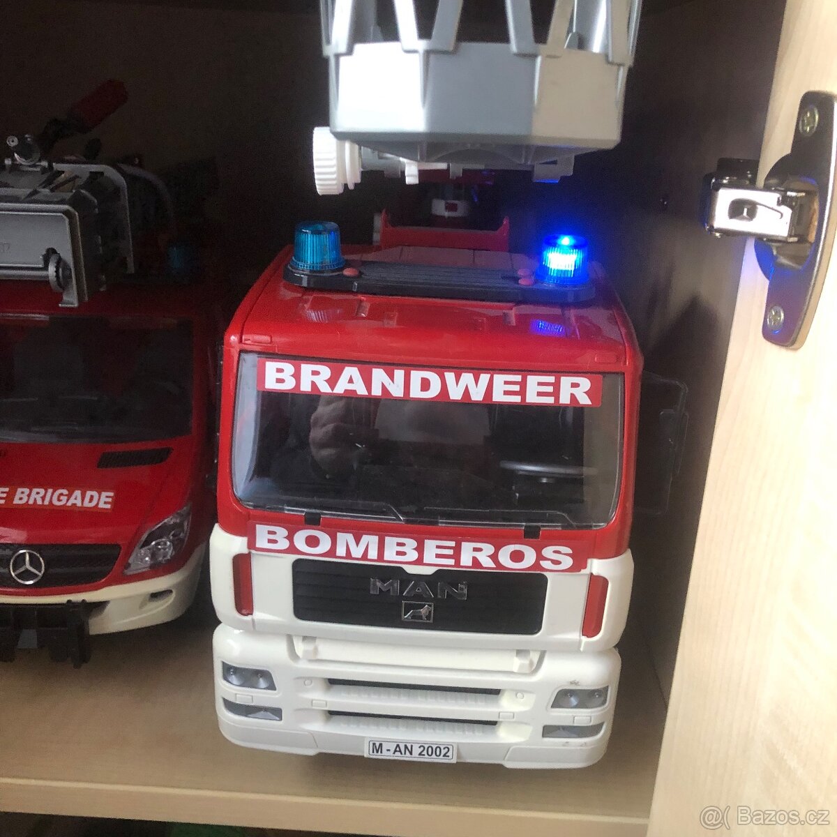 Bruder hasičské auto MAN se sirénou a vodní pumpou - 2