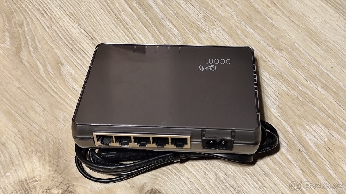 Pětiportový switch 3COM - 2