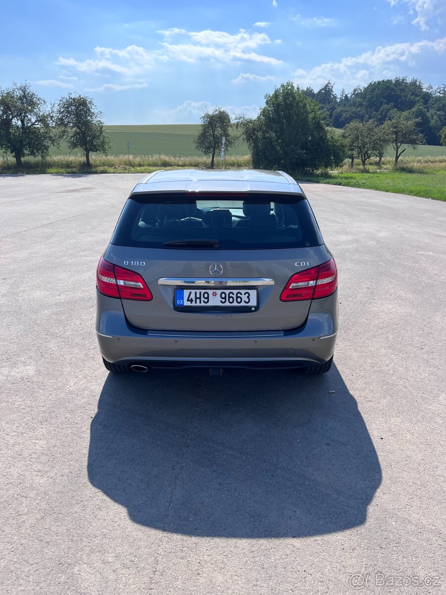 Mercedes B, 1,8 nafta, manuál - 2