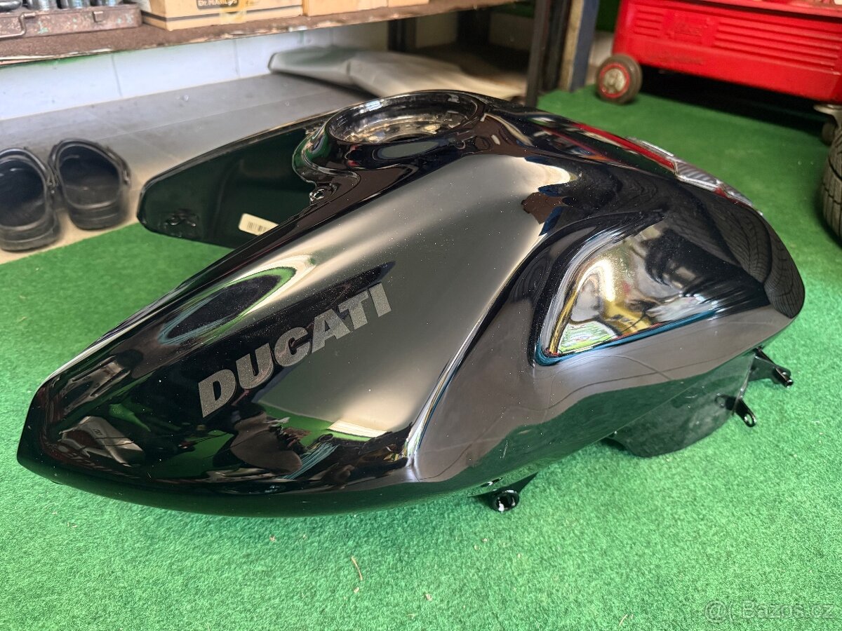 Nádrž Ducati Diavel - 2
