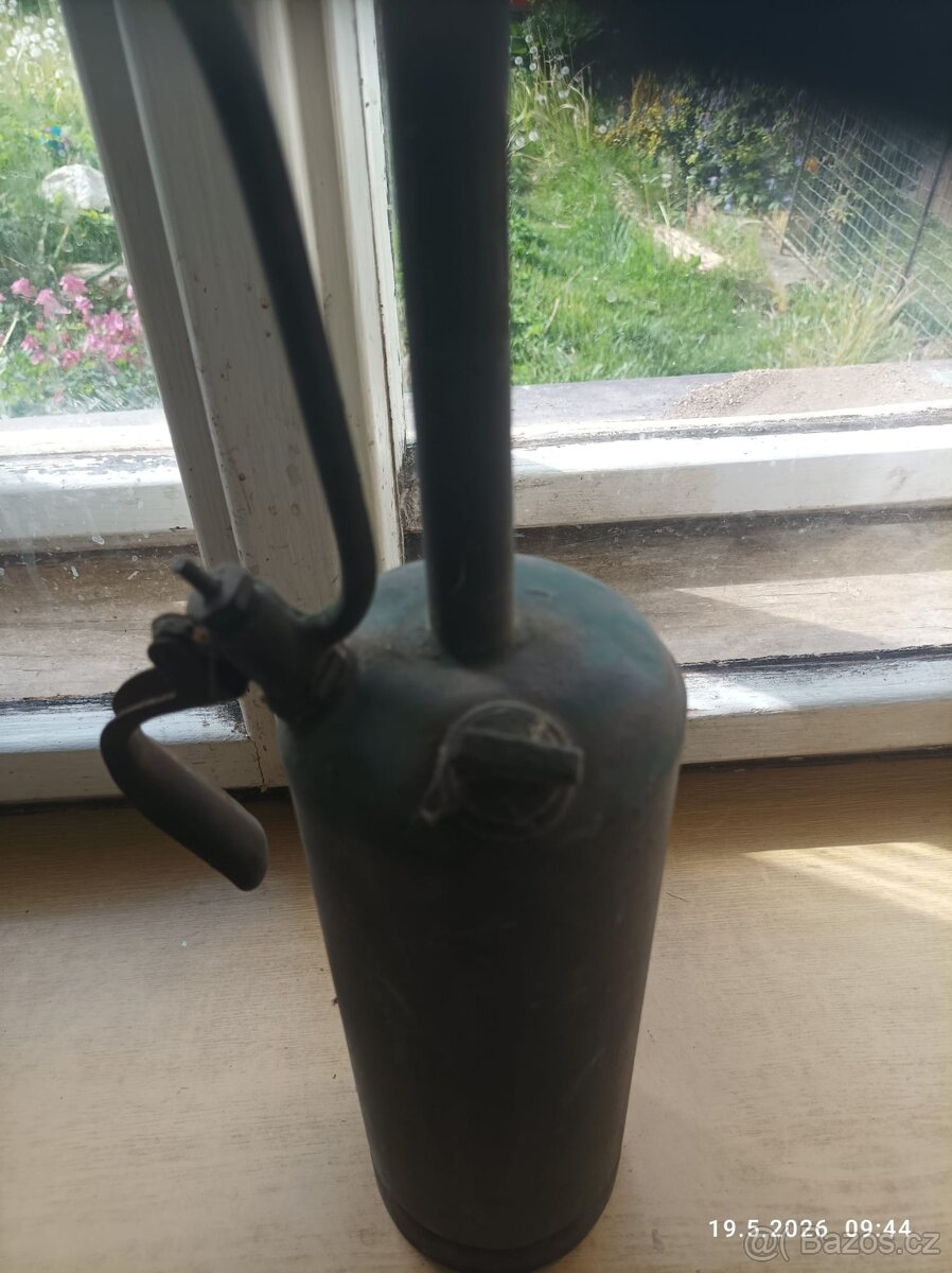 Starý ruční postřikovač. - 2