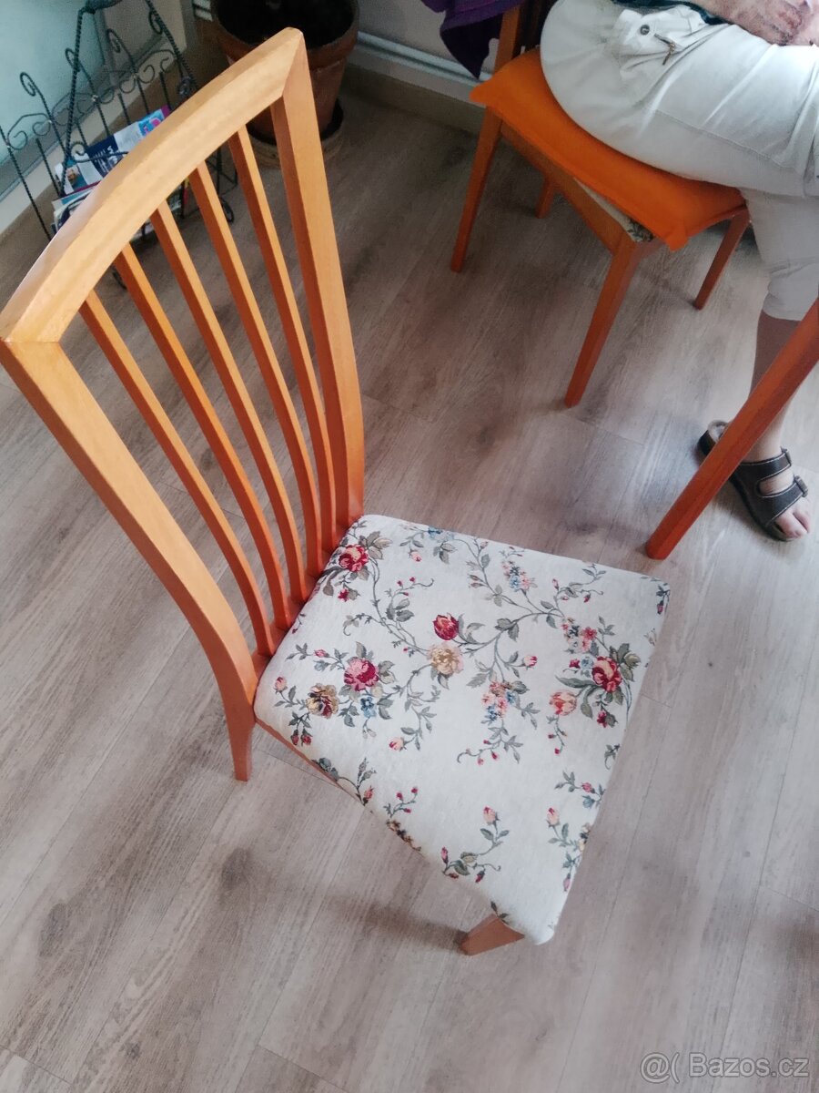 Čtyři židle a stul - 2