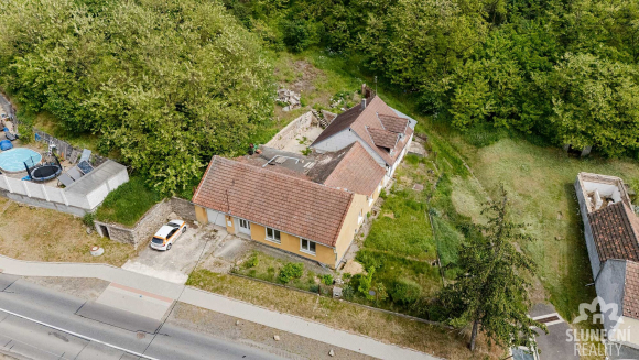 Rodinný dům 5+1, 3+1 na pozemku 840 m², obec Němčičky - 2