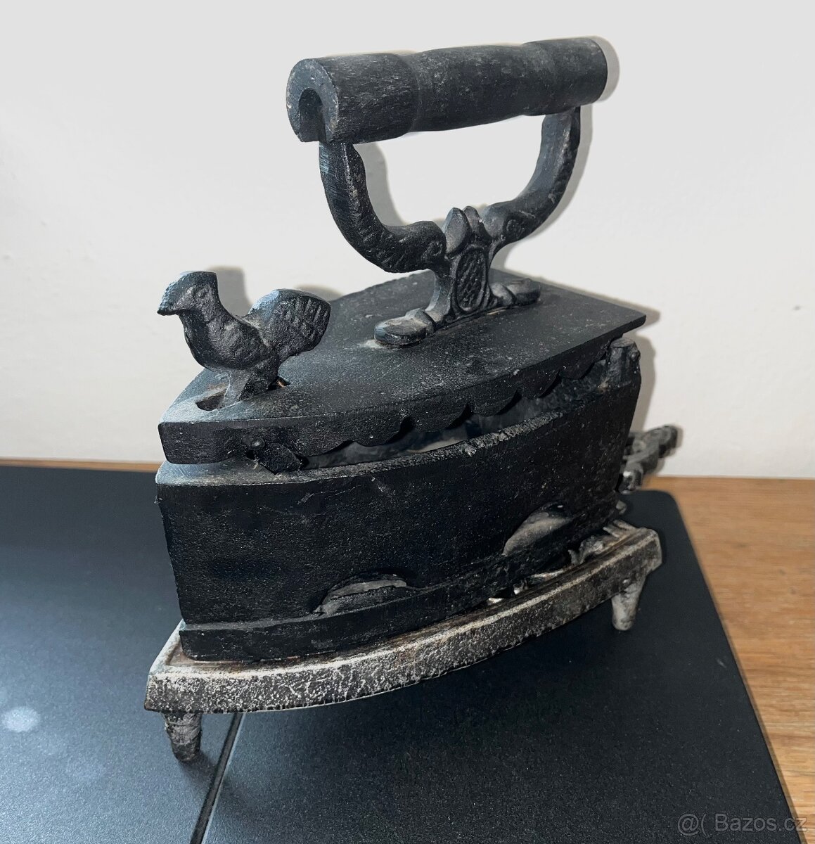 Starožitná litinová žehlička na uhlí s podložkou. - 2