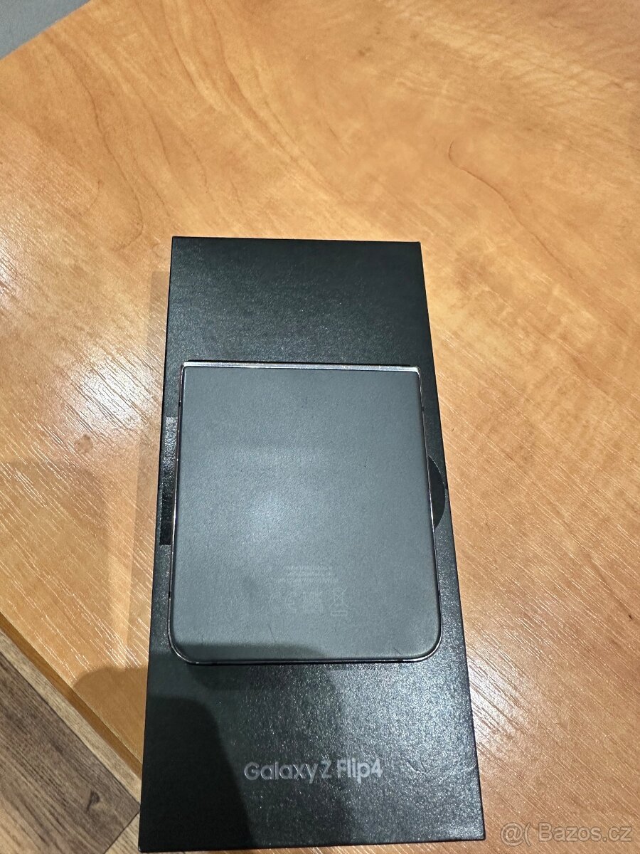 Samsung Z Flip4 - 2