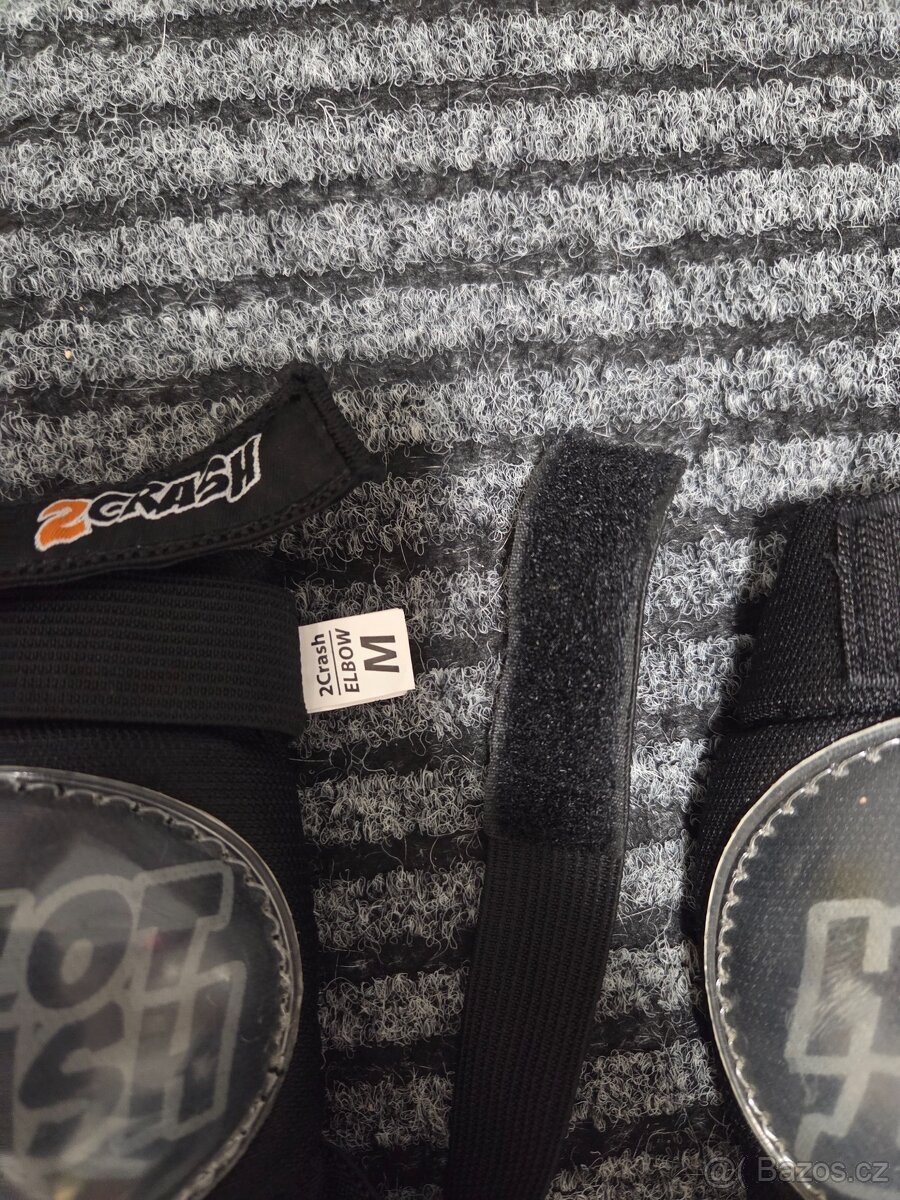 Chrániče na kolečkové brusle a další - dětské,černé vel. M. - 2