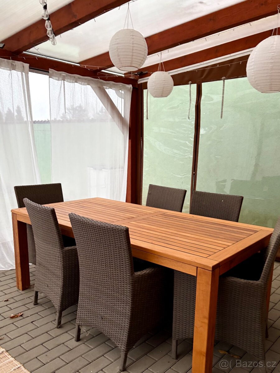 Dřevěný stůl a křesla - 2