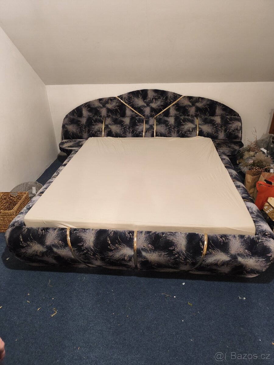 Velká manželská postel + molitan navíc. - 2