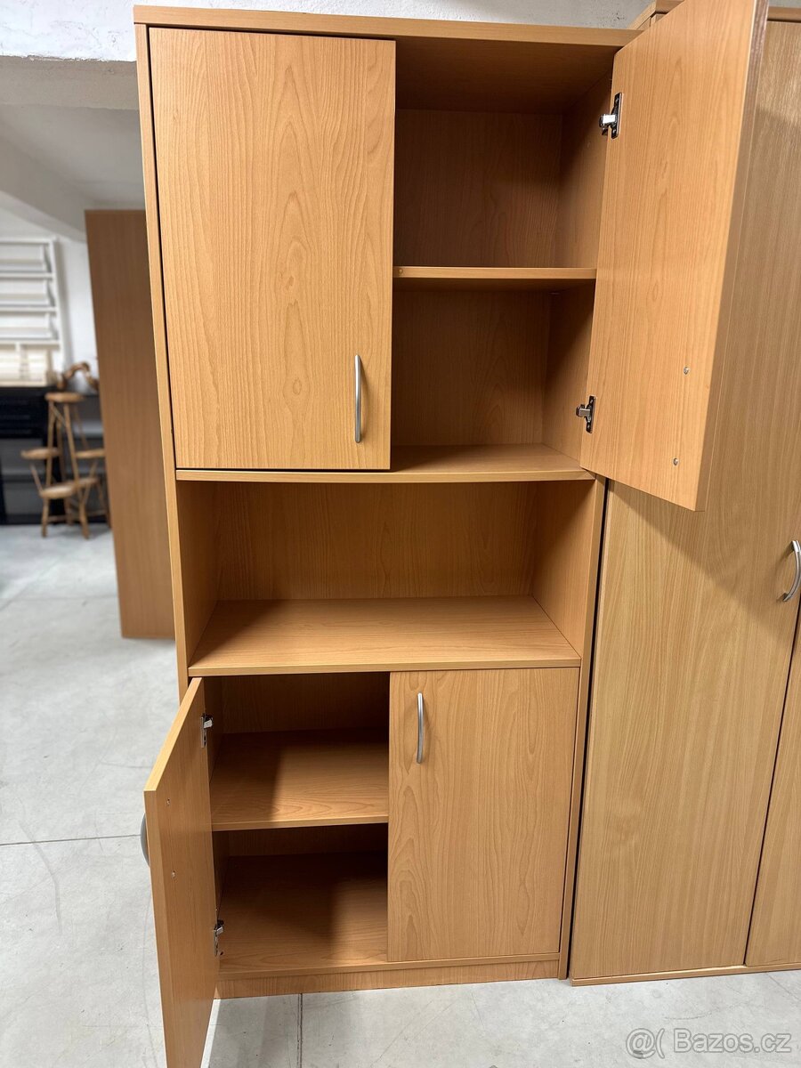 Skříňka s policemi – světlé dřevo - 2
