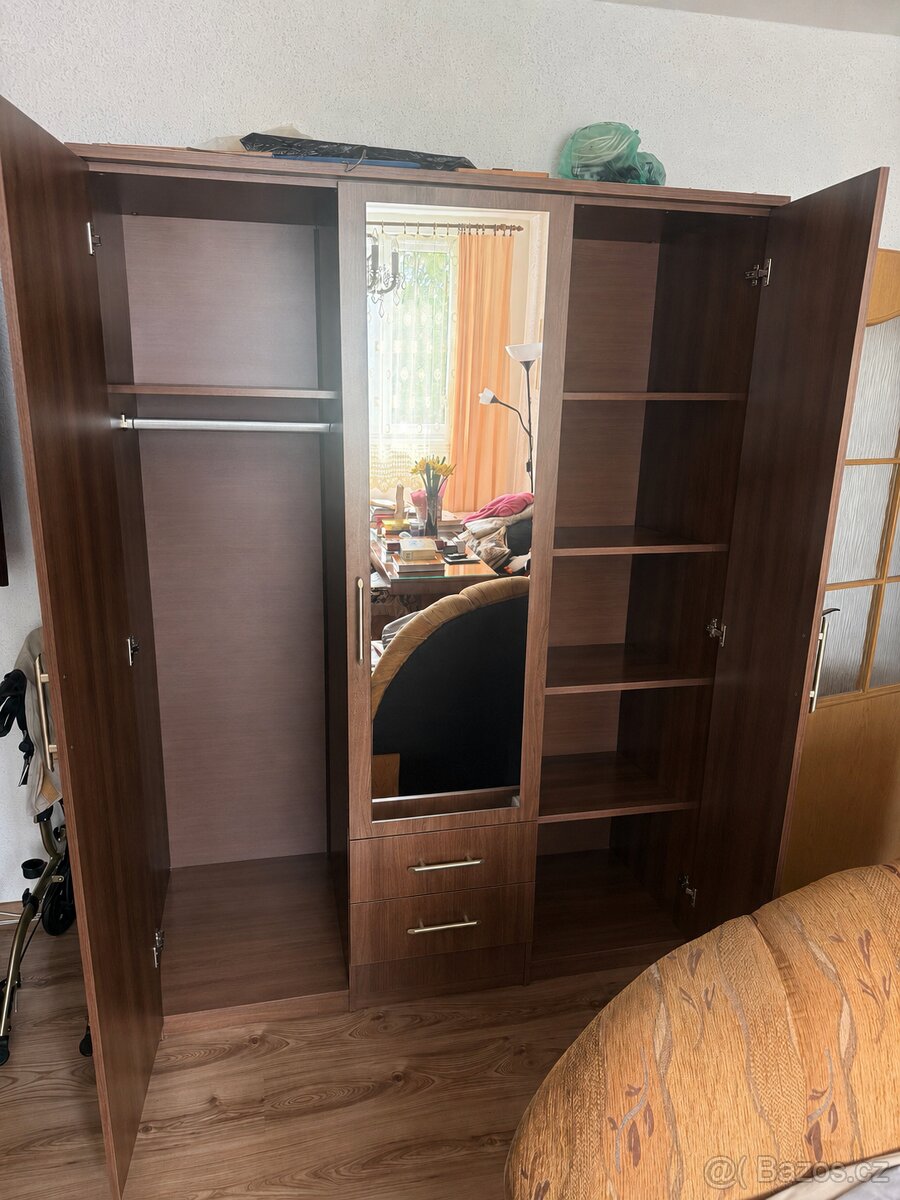 Šatní skříň - 2