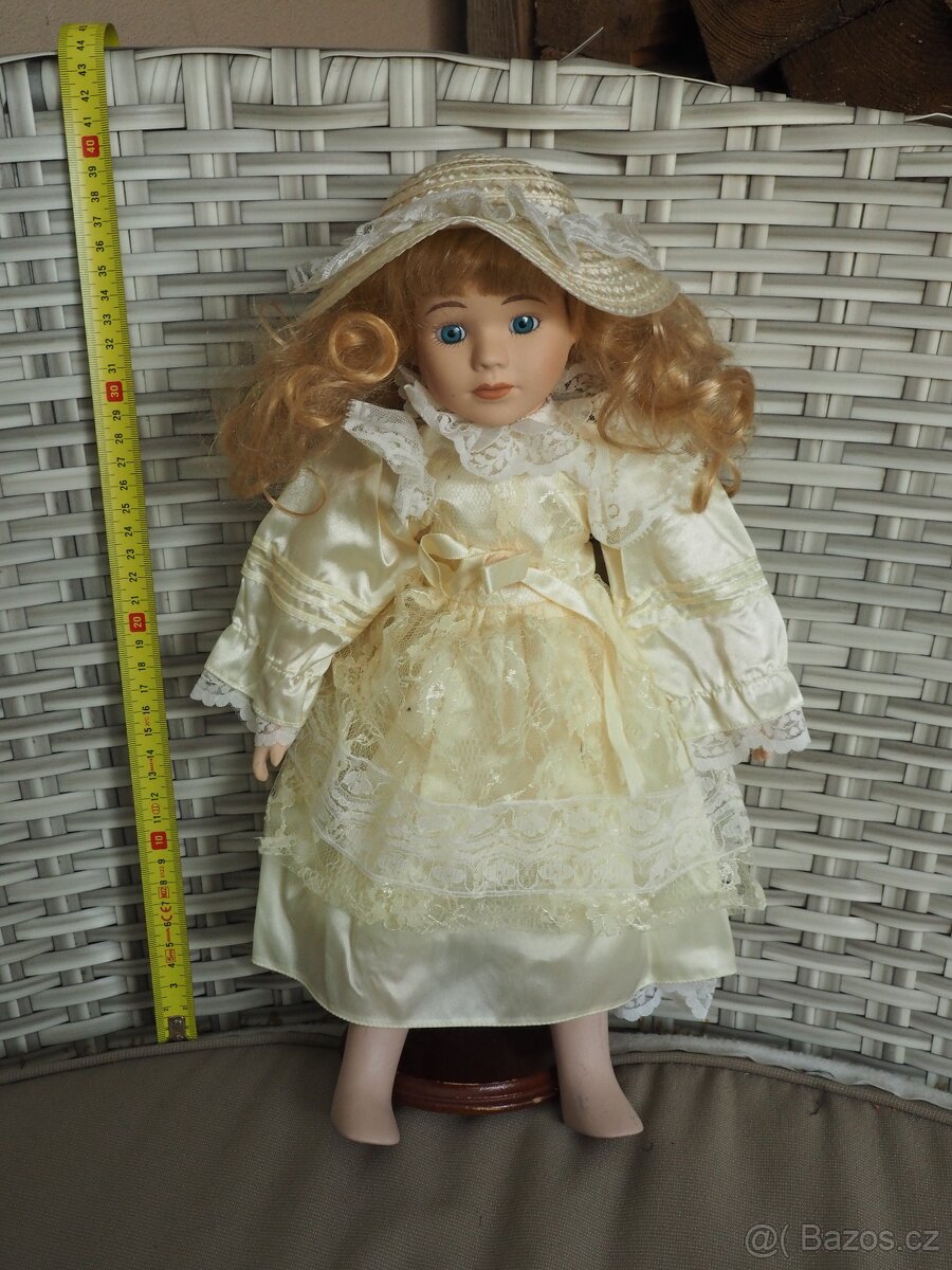 Porcelánová panenka - zlatavá se slamákem - 2