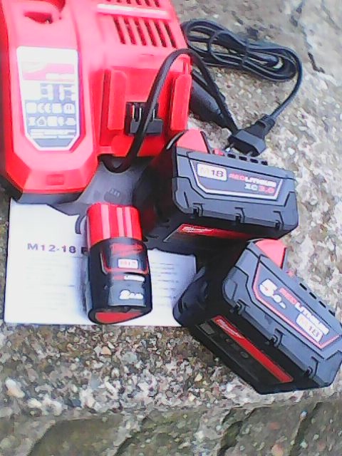 Milwaukee baterie a nabijecka M12 a M18 - 2