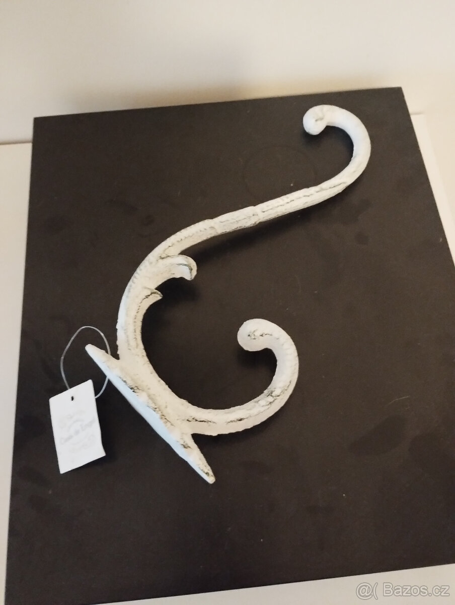 litinový věšák s patinou - 2