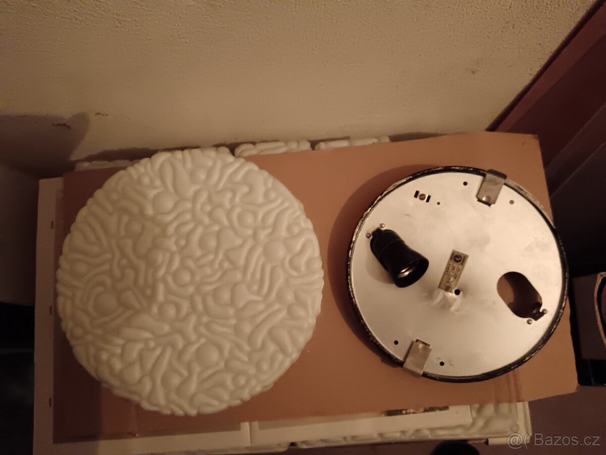 demontovaná světla s kryty - 2