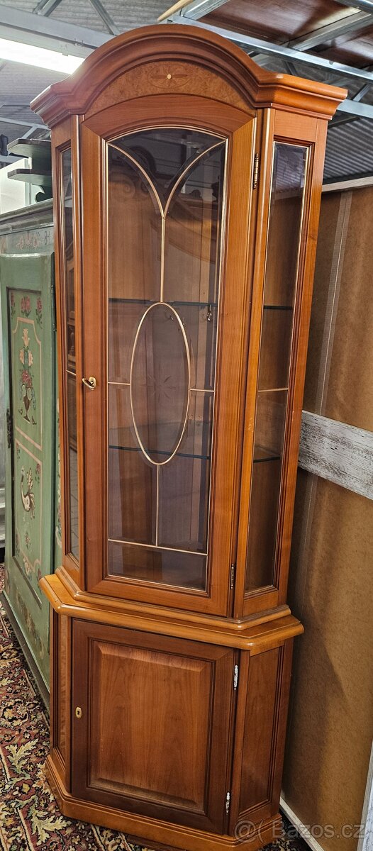 Rohová vitrína - 2