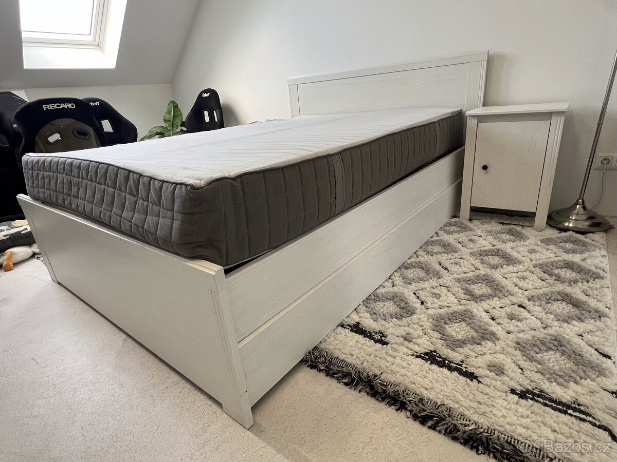 Postel IKEAs nočním stolkem, matrací a roštem - 2