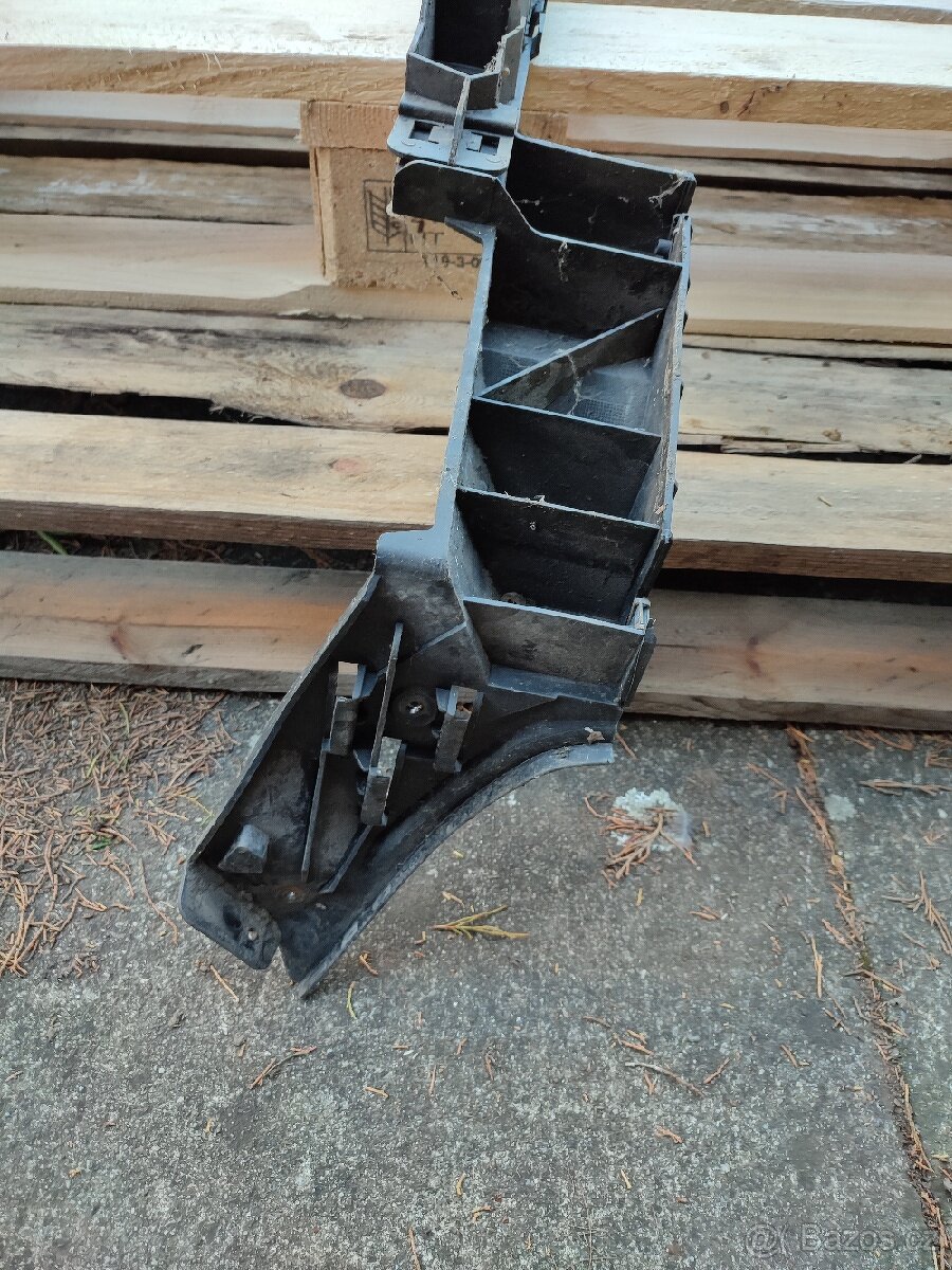 VW Polo vodítko uchycení držák zadního nárazníku - 2