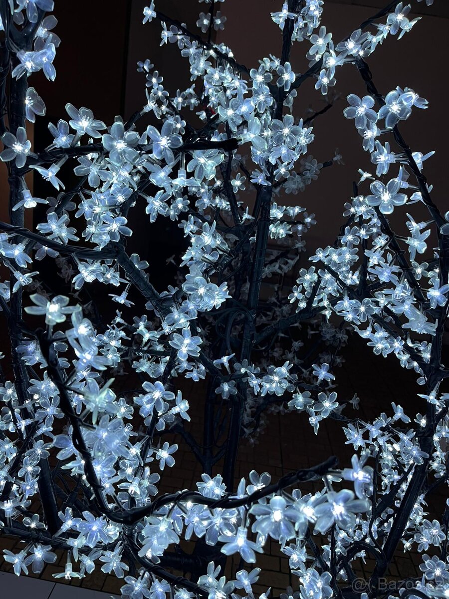 Svítící led strom venkovní 2,2m - 2