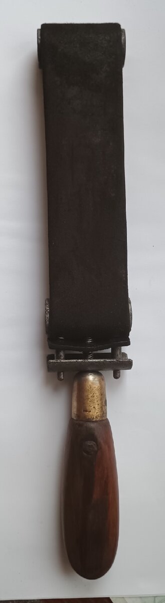 Antik. Obtahovák na břitvy - 2