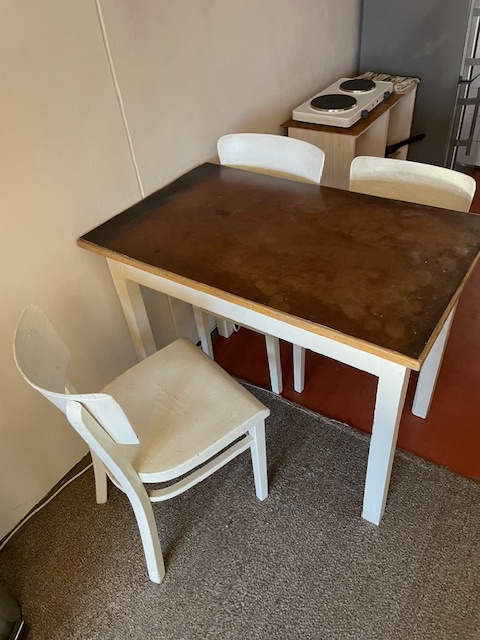 Jídelní stůl se židlemi - 2