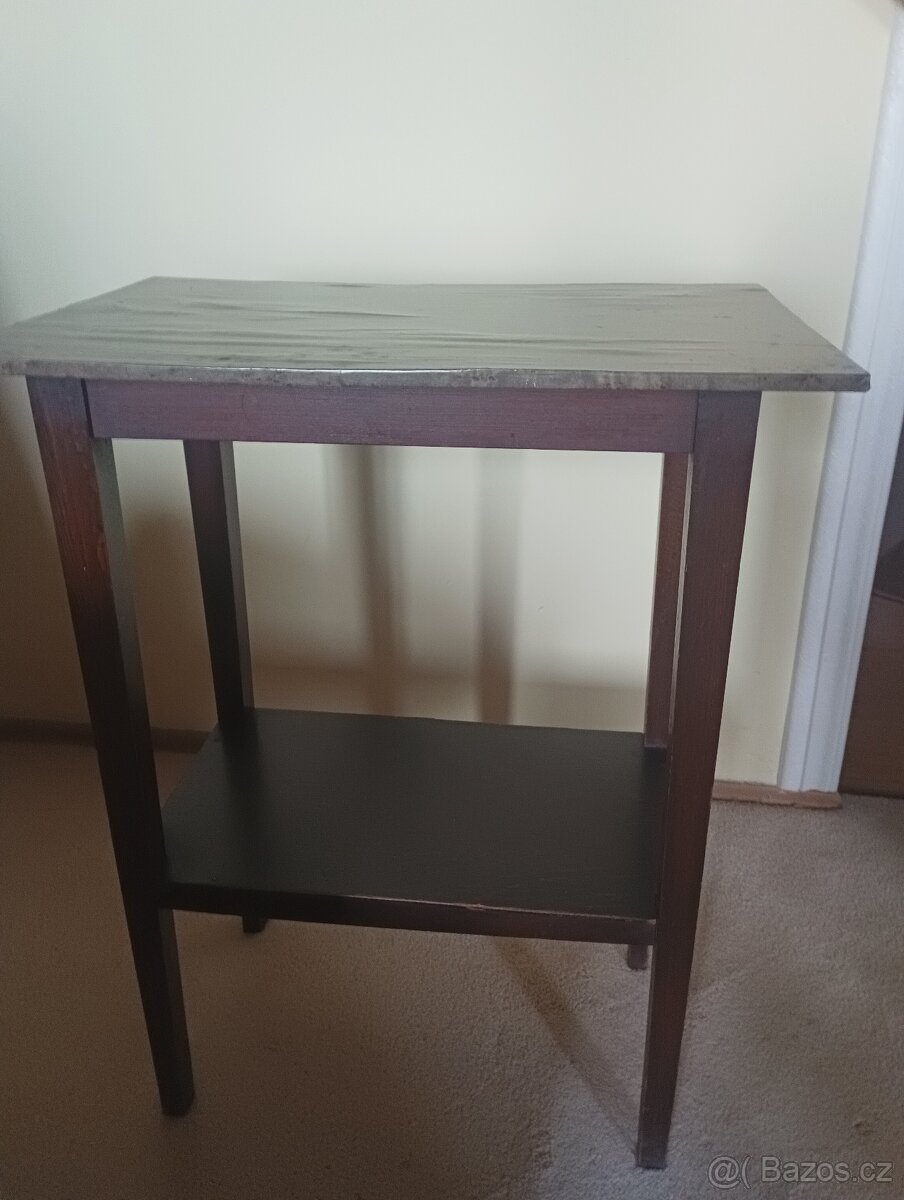 Starý, dřevěný stolek - 2